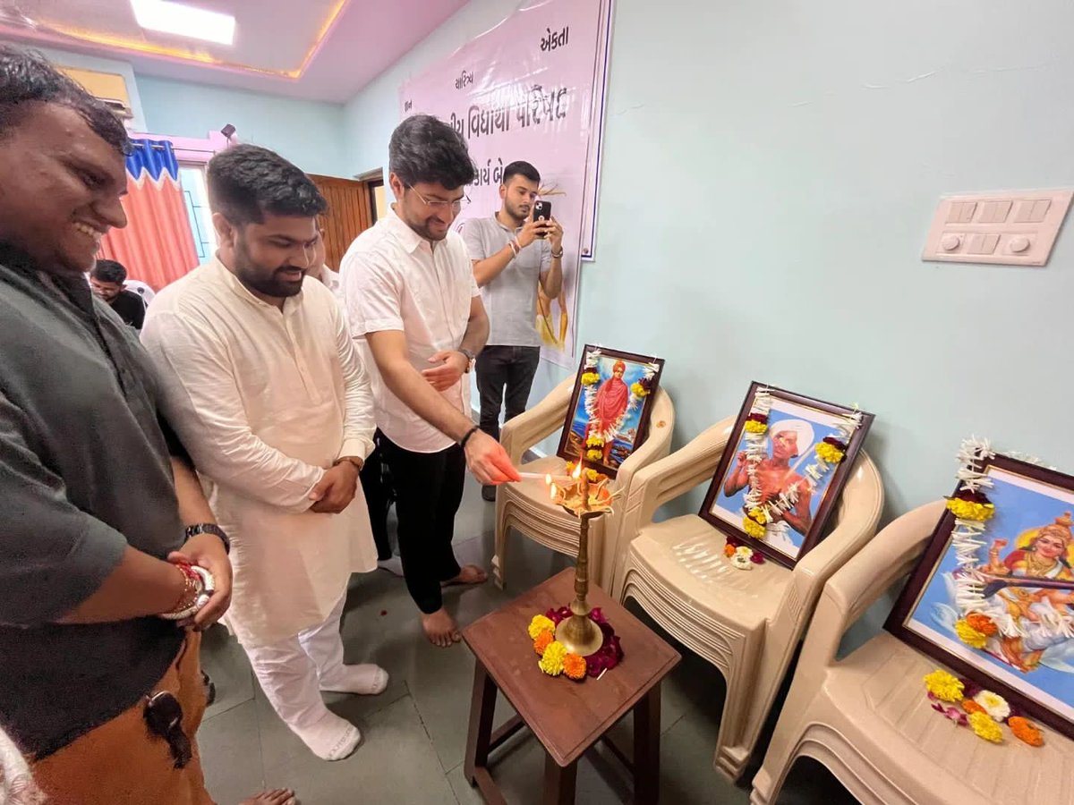 DanilBarde's tweet photo. @ABVPGujarat દ્વારા જનજાતિ કાર્ય ની બેઠક નવસારી ખાતે રાખવામાં આવી હતી.જેમાં પ્રદેશ સંગઠનમંત્રી શ્રી હિમાલયસિંહ ઝાલા, પ્રદેશ મંત્રી સમર્થભાઈ ભટ ગૌતમભાઈ ગામીત ઉપસ્થિત રહ્યા હતા. https://t.co/uOWnJpVexa