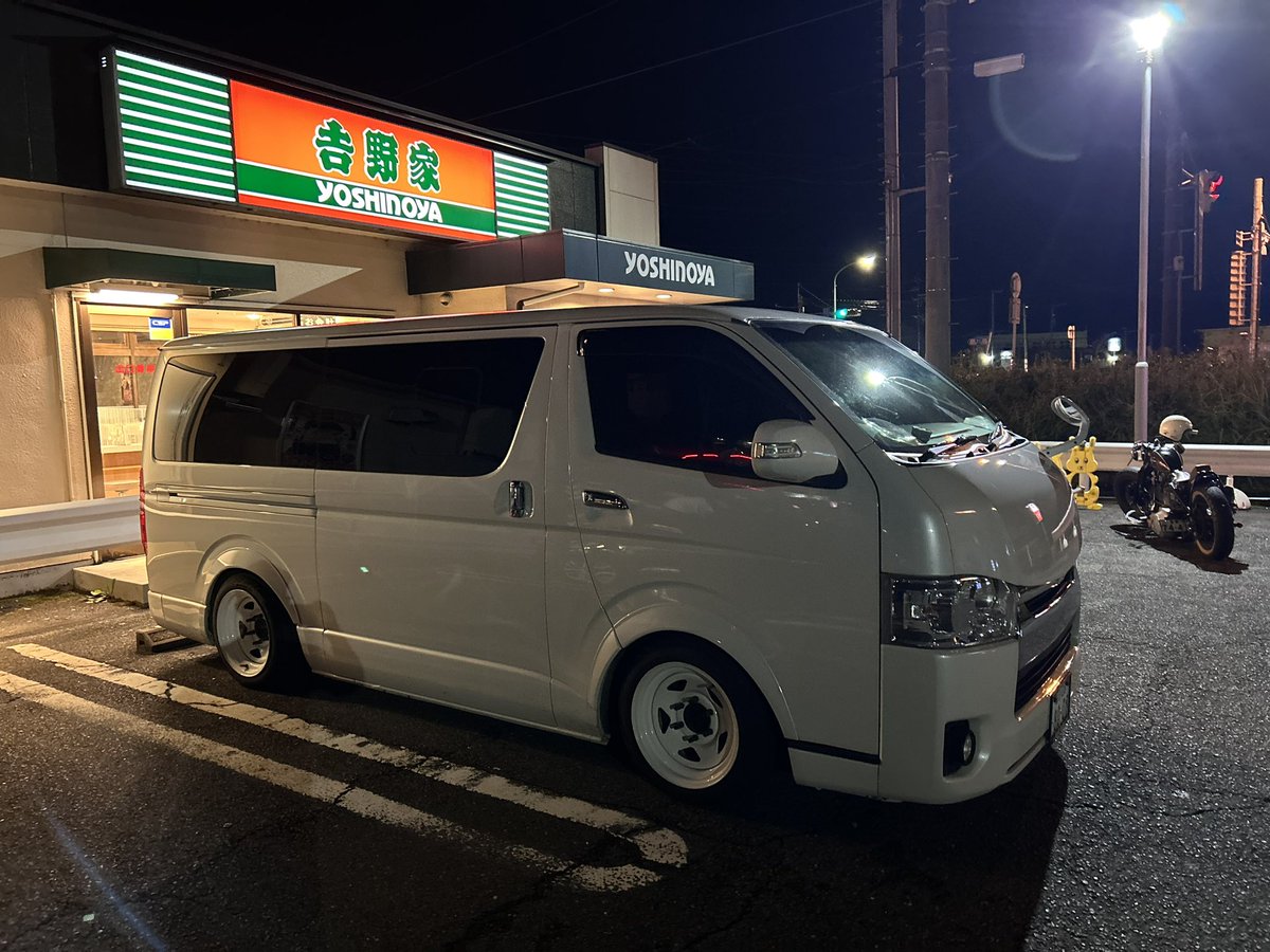 dechidechigs400's tweet photo. 吉野家とハイエース。。 https://t.co/s8CXM5qTq9