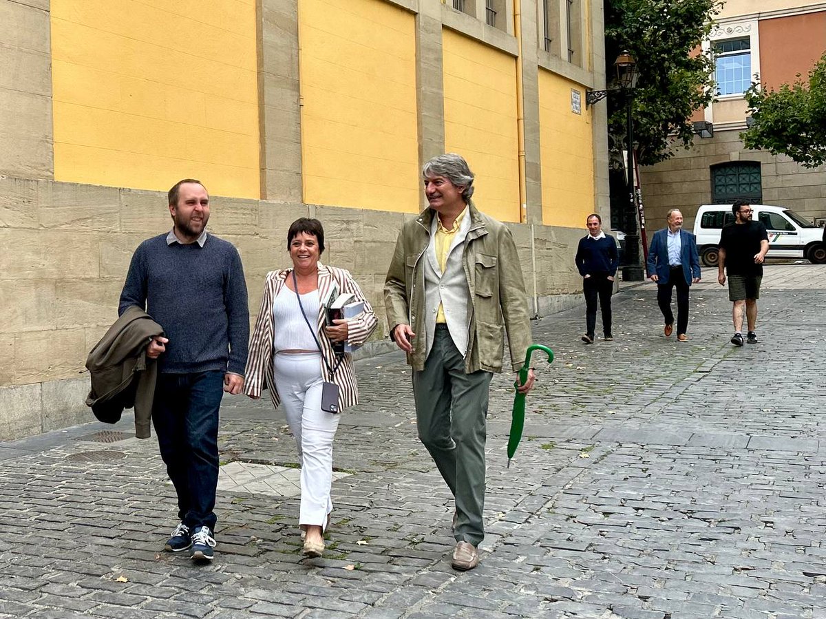 🗣️📝 Desde <a href="/iurioja/">IU La Rioja 🔻</a> abrimos el curso político presentando más de 200 propuestas, recogidas a pie de calle por toda La Rioja.
Las necesidades de la gente que trabaja 🏥🏗️🧑‍🏫🧑‍🌾, frente al país de la piruleta 🍭 para privilegiados que defiende el PP.