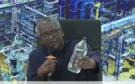 MobilePunch's tweet image. He said, “This is the sample of the petrol. You see it as a different colour but that is the real deal. You are now going to have a good and real product.”

punchng.com/why-petrol-fro…