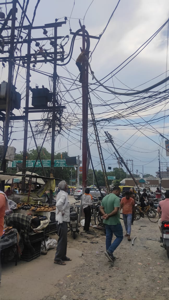 puvvnlchandauli's tweet image. जनपद चंदौली विद्युत वितरण खंड-द्विo,मुगलसराय में पड़ाव क्षेत्र के अंर्तगत विद्युत व्यवस्था को बेहतर बनाने के लिए  के #XLPECable लगाने का कार्य किया गया जिससे उपभोक्ताओं को विद्युत् आपूर्ति सुचारू रूप से प्राप्त हो सके l @aksharmaBharat @PuVVNLHQ @UPPCLLKO @dmchandauli