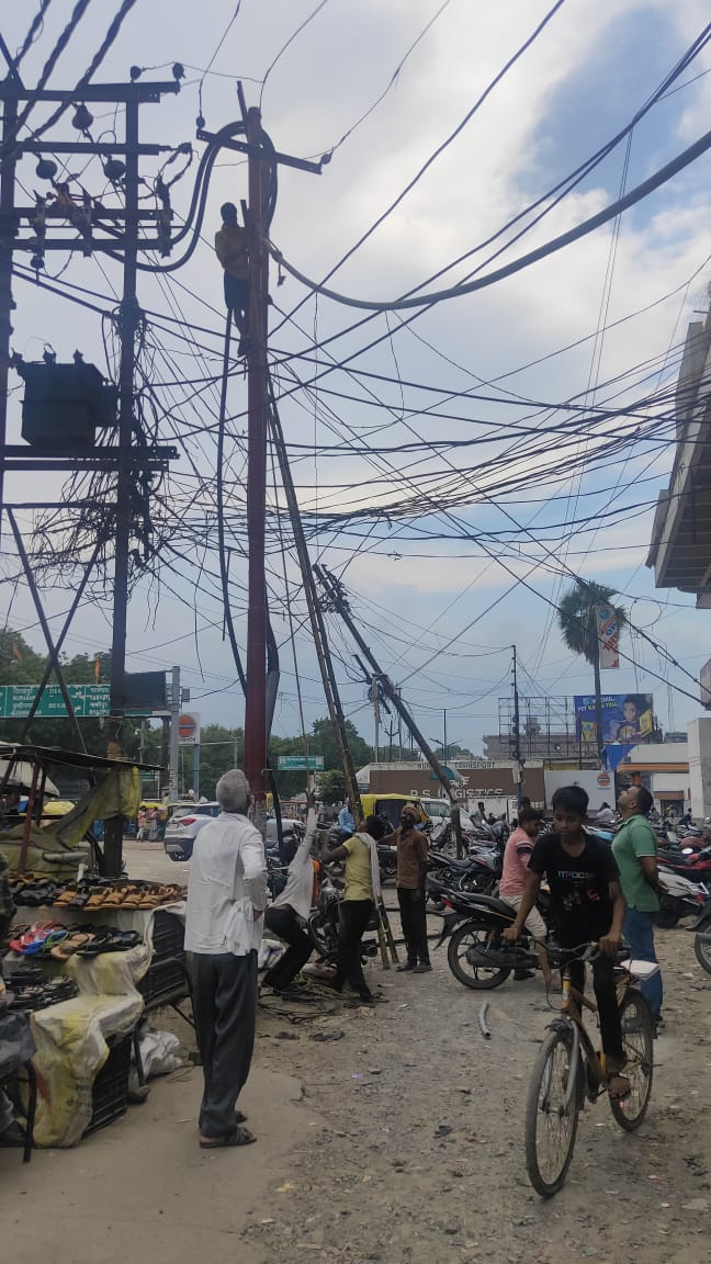 puvvnlchandauli's tweet image. जनपद चंदौली विद्युत वितरण खंड-द्विo,मुगलसराय में पड़ाव क्षेत्र के अंर्तगत विद्युत व्यवस्था को बेहतर बनाने के लिए  के #XLPECable लगाने का कार्य किया गया जिससे उपभोक्ताओं को विद्युत् आपूर्ति सुचारू रूप से प्राप्त हो सके l @aksharmaBharat @PuVVNLHQ @UPPCLLKO @dmchandauli