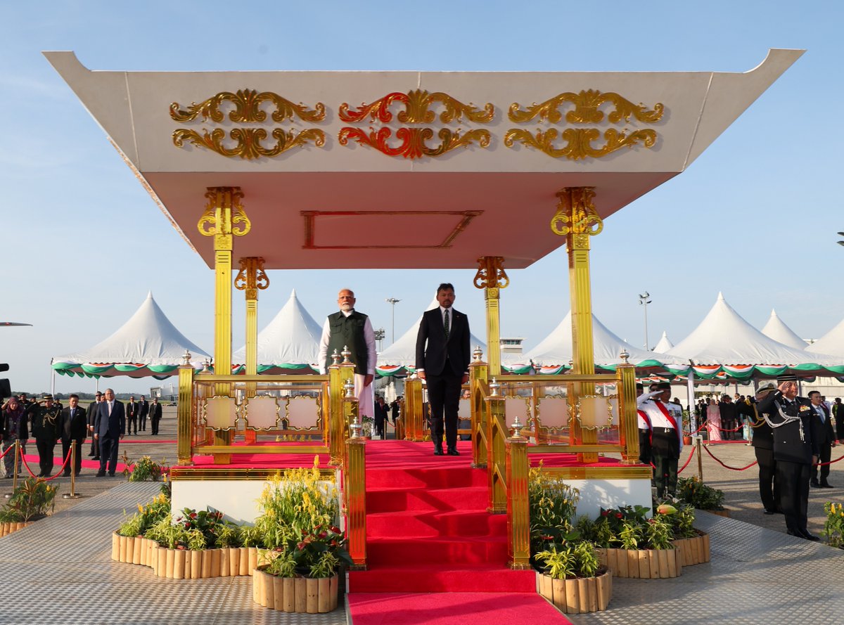 narendramodi's tweet photo. Landed in Brunei Darussalam. Looking forward to strong ties between our nations, especially in boosting commercial and cultural linkages. I thank Crown Prince His Royal Highness Prince Haji Al-Muhtadee Billah for welcoming me at the airport. https://t.co/azcZywzjCh