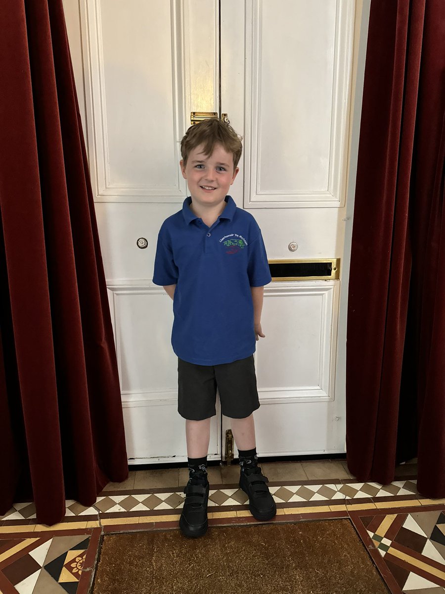 lowrob's tweet image. Diolch i bawb a gefnogodd ein hymgyrch i sicrhau bod Cyngor Sir Powys yn caniatau i Ynyr gael addysg Gymraeg, yn yr un ysgol â’i chwaer fawr - dyma fo ar ei ddiwrnod cyntaf yn y Dosbarth Derbyn 🍎