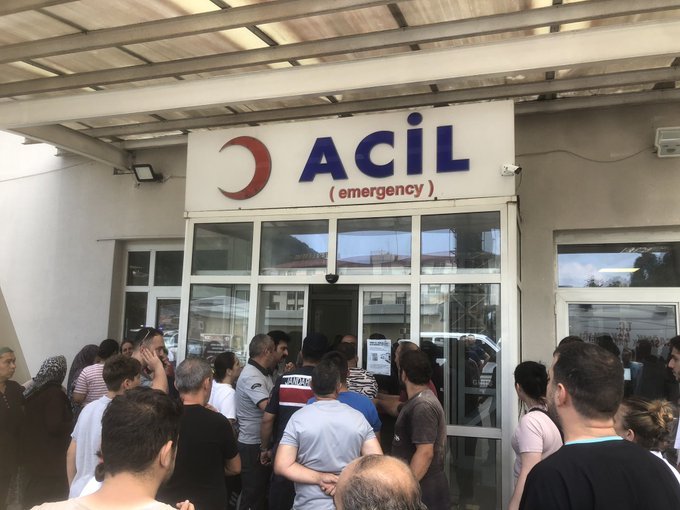 tarimsendikasi's tweet photo. Artvin Hopa'da ormanları için nöbet tutan köylülere holding çetelerinin açtığı ateş sonrası Reşit Kibar'ın ölüm haberini aldık. Ailesine ve dostlarına başsağlığı diliyoruz. Yaralanan 2 köylüye acil şifalar diliyoruz.

Derelerini, ormanlarını savunan Hopa halkı size boyun eğmez! https://t.co/EmPuVUIDeB