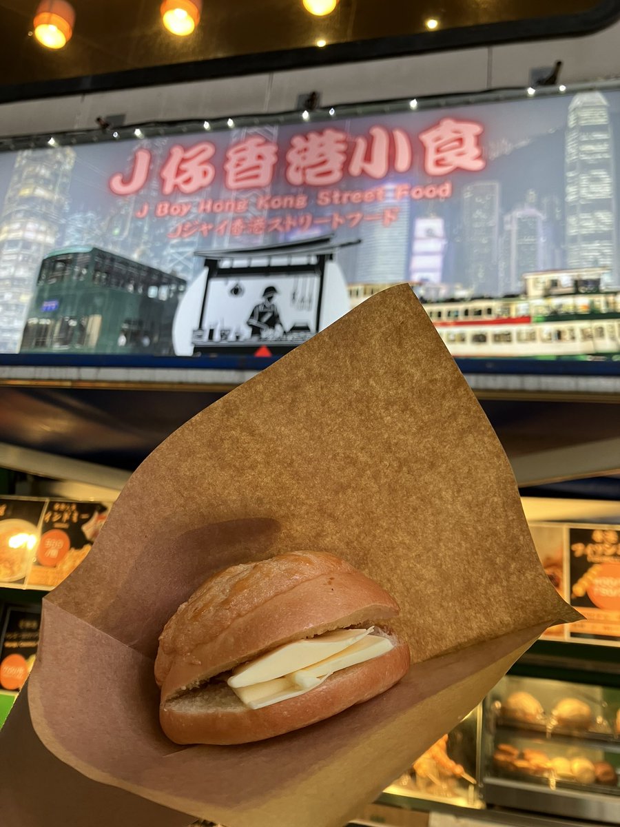 xifanghong's tweet photo. 今の渋谷すげえぞ、センター街のど真ん中にいきなり恋する惑星のChungking Expressみたいなのが現れて菠萝油食えるんやぞ！もはや尖沙咀と言っても過言ではないぞ！ https://t.co/gLk6ocFq5u