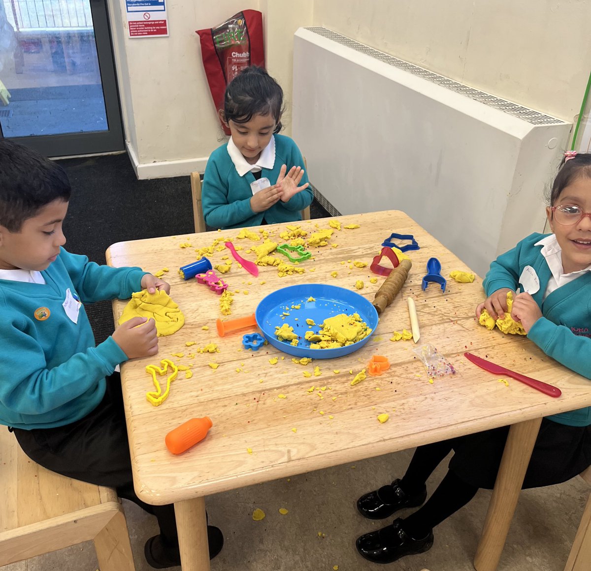 IqraPrimaryA's tweet photo. It’s first day of school for our reception class pupils. They have settled in amazingly well and are enjoying learning already. #eyfstransition #nostaggeredstart https://t.co/gfQZVYs13k