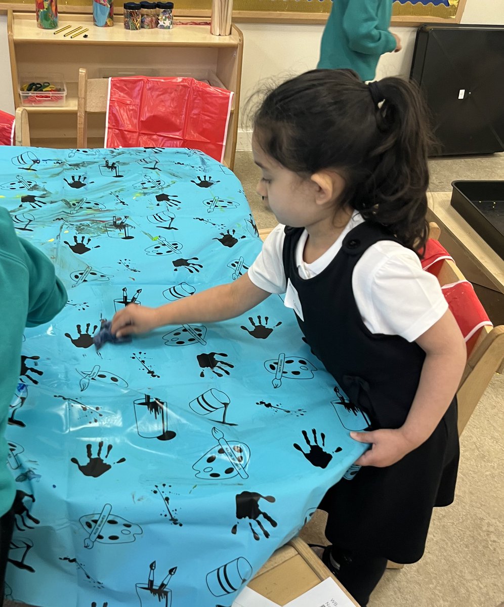 IqraPrimaryA's tweet photo. It’s first day of school for our reception class pupils. They have settled in amazingly well and are enjoying learning already. #eyfstransition #nostaggeredstart https://t.co/gfQZVYs13k