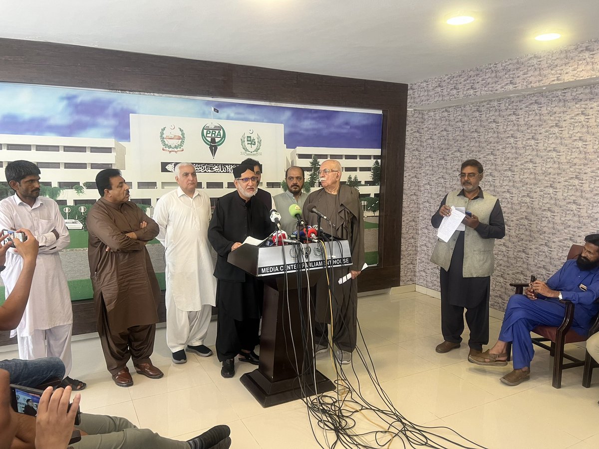 MunizaeJahangir's tweet photo. At the National Assembly a clearly despondent @sakhtarmengal after announcing his resignation asks @MKAchakzaiPKMAP “ why have you pinned your hopes on PTI?” https://t.co/VptUcHykRY