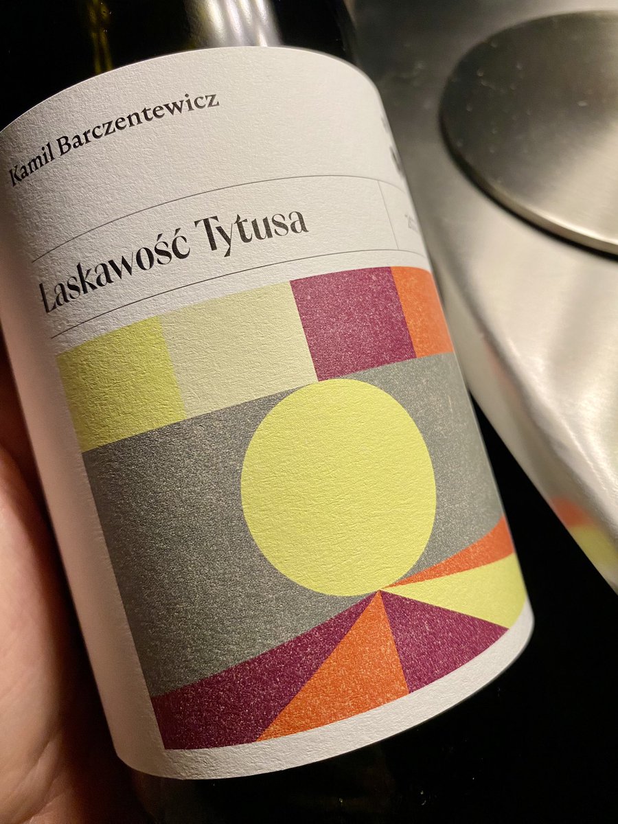 W pierwszym roczniku efekt pomyłki: w winnicy <a href="/kbarczentewicz/">Kamil Barczentewicz</a> przypadkowo połączono pinot noir i blaufrankisch. Efekt był jednak znakomity a całą partię kupił warszawski wine bar Łaskawość Tytusa, taką też nazwę otrzymało wino. Nowy rocznik powstał już celowo i jest świetny! 🇵🇱