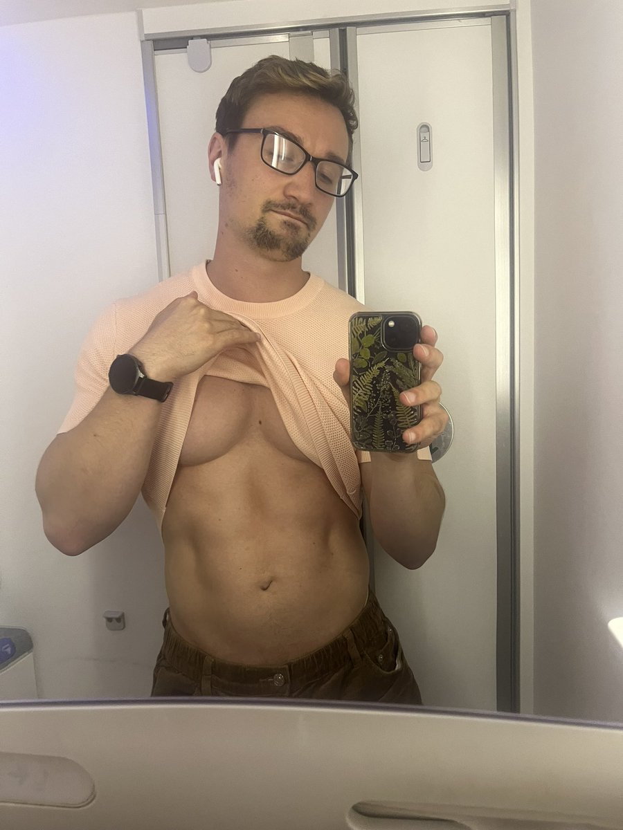 needbreadsticks's tweet photo. This is how much facial hair I can grow in two weeks 😭 https://t.co/zNTTadqlBr