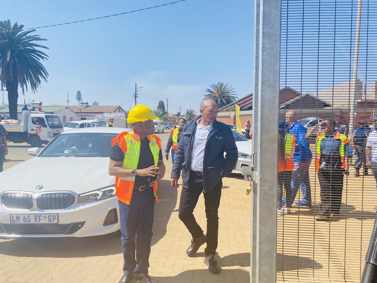 DadaMorero's tweet photo. Good day Joburgers

Today we joined the MMC of EISD Cllr Jack Sekwaila at Eldorado Park Substation switch-on launch.

📍Eldorado Park

#JohannesburgOur1st♥️
#BuildingALiveableCity
#BuildingAResilientCity
#BuildingASaferCity https://t.co/ertrj9IslK