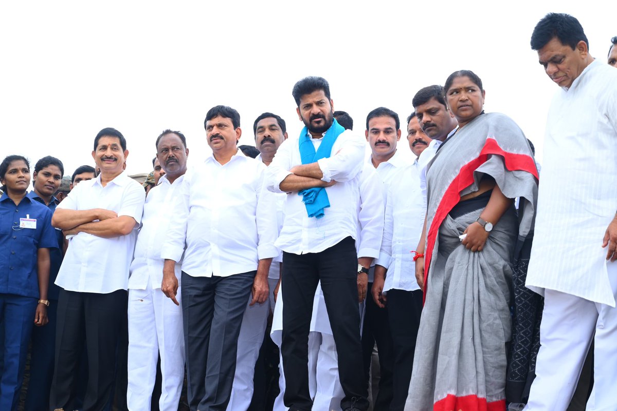 MLAGSRBHPL108's tweet photo. మహబూబాబాద్ జిల్లా సీరోల్ మండలం పురుషోత్తమయ గూడెం వద్ద ఆకేరు వాగు ఉధృతికి కొట్టుకుపోయిన హైలెవల్ వంతెనను, పంట పొలాలను ముఖ్యమంత్రి@revanth_anumula,
 @mpponguletiగారు,@seethakkaMLA గారు, సీఎం సలహాదారు వేం నరేందర్ రెడ్డి గారు, ఎంపీ పోరిక బలరాంనాయక్ గారితో
కలిసి పరిశీలించడం జరిగింది. https://t.co/iNKQz6So8m