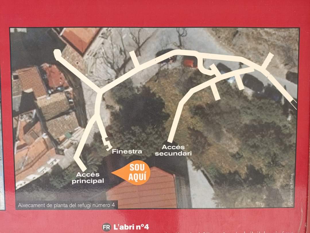GRIEGC1's tweet photo. Tortosa (Tarragona)
Refugi Antiaeri número 4.
Gran refugi antiaeri que es troba al carrer Cristóbal Despuig n4 i on es fan visites guiades periòdicament. Està molt bé senyalitzat i compta amb un impressionant mural, tal i com s'aprecia a les imatges.
#tortosa #guerra #catalunya https://t.co/cSpzdx2biZ