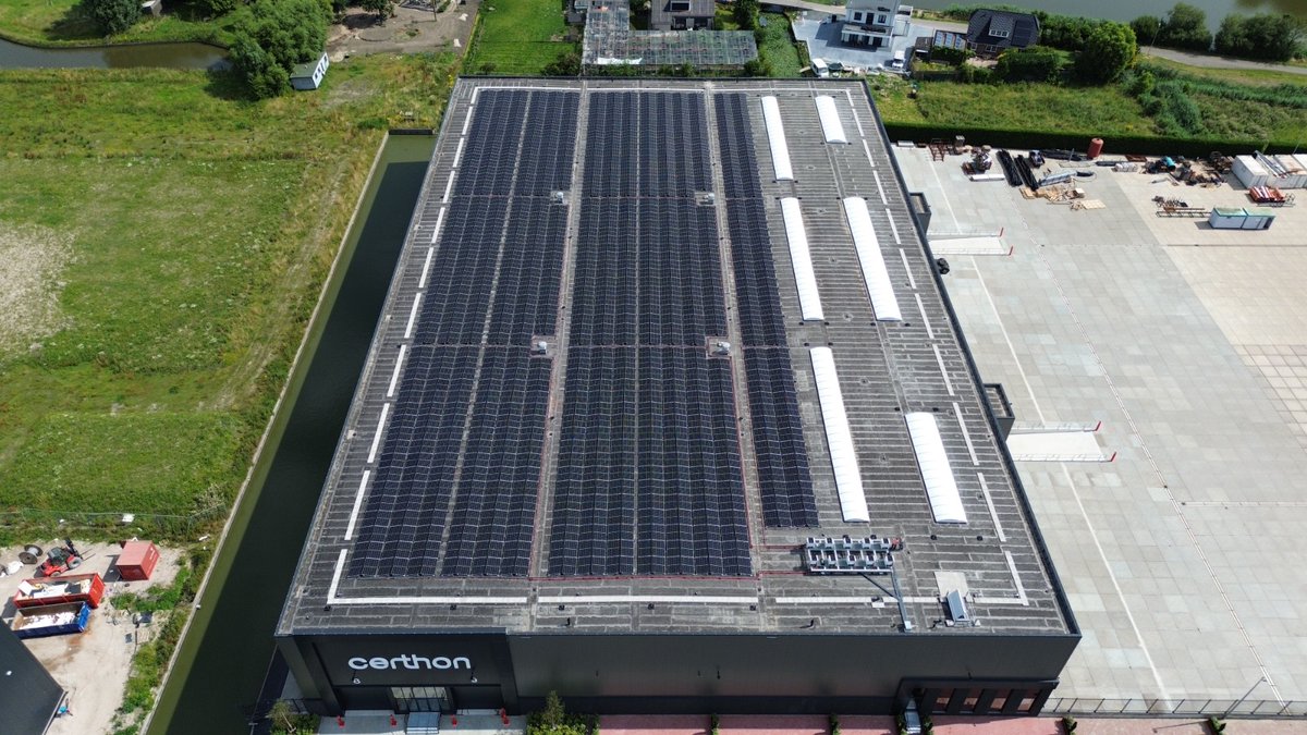 Growing anything, anywhere. For everyone 🌱
Dit is waar wij met veel plezier aan hebben bijgedragen. In opdracht van <a href="/Certhon/">Certhon</a> hebben wij 1506 zonnepanelen geïnstalleerd op het dak van hun nieuwe pand zodat ook zij duurzaam kunnen groeien. Wij zijn trots op dit resultaat! 💪