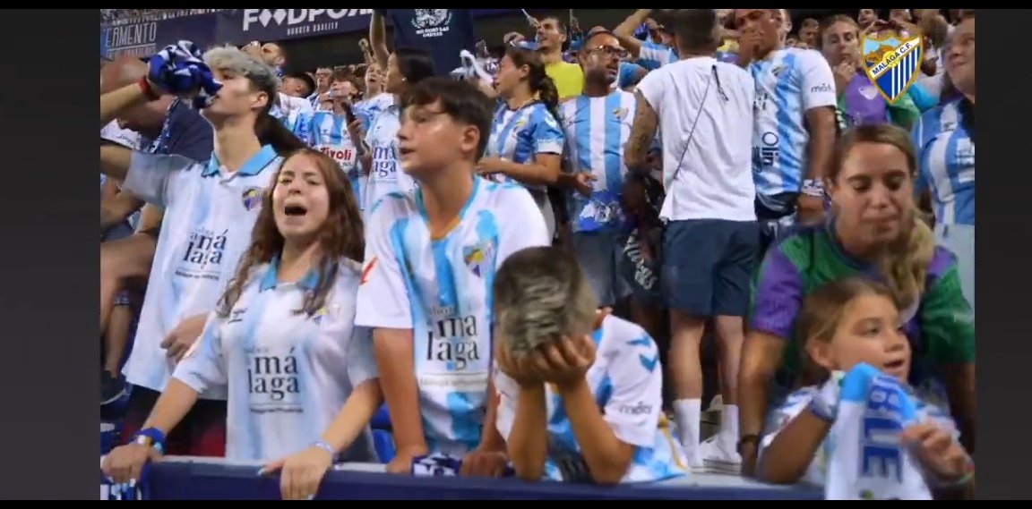 AsesorMCF's tweet photo. Este niño está descubriendo que tiene inoculado el veneno. No puede gestionar el cúmulo de emociones que está experimentando y rompe a llorar mientras continúa cantando. Uno de los nuestros. Uno para toda la vida. 

Puro Málaga CF. https://t.co/Tc6ISIXuaq