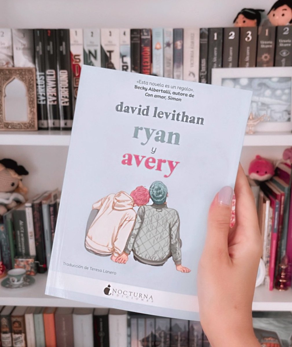 NocturnaEd's tweet photo. «Nací niño en un cuerpo que mucha otra gente veía como el de una niña». 🩵🩷
Con #RyanYAvery, #DavidLevithan cuenta una conmovedora historia de amor donde cada riesgo, cada palabra y cada gesto contribuyen a acercar todavía más a dos personajes inolvidables. https://t.co/szgQe2DOSl