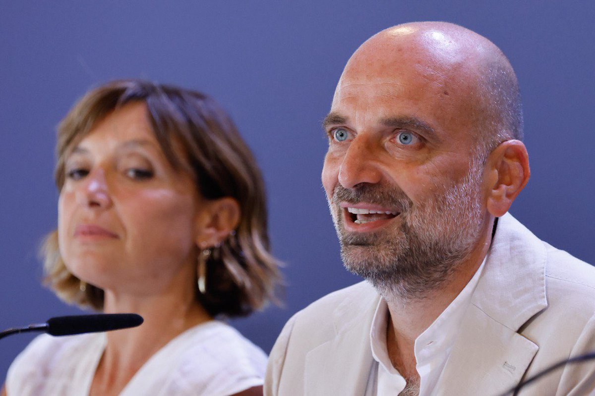 la_Biennale's tweet photo. #BiennaleCinema2024 #FuoriConcorso #MassimoDAnolfi: “#BestiariErbariLapidari nasce da lontano: sono almeno dieci anni che ragionavamo su come fare un film sulle piante, ma non trovavamo il modo, lo spazio, la forma. Poco dopo aver presentato #GuerraEPace qui alla #BiennaleCinema2020, una nostra amica ci ha chiamato dicendo che nel piano terra del nostro palazzo c’erano dei cuccioli di tigre con la polmonite. Subito ci siamo incuriositi e il giorno stesso abbiamo iniziato a girare, pensando a un possibile bestiario. Poi è arrivato l’erbario e, seguendo la scia dei compendi medievali, abbiamo aggiunto anche un lapidario, creando una vera e propria enciclopedia cinematografica.”
