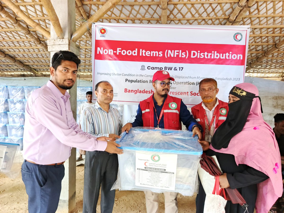 BDRCS1's tweet photo. Non-Food Items (#NFIs) like rice pans, bowls, spoons, floor mats, solar lanterns, bed sheets, etc. were distributed in Camps 8W & 17 in #CoxsBazar by @BDRCS1 with @QRCS support, to promote hygiene, self-sufficiency, reduce fire hazards and enabling the preparation of daily foods. https://t.co/wBXrlFDZfT