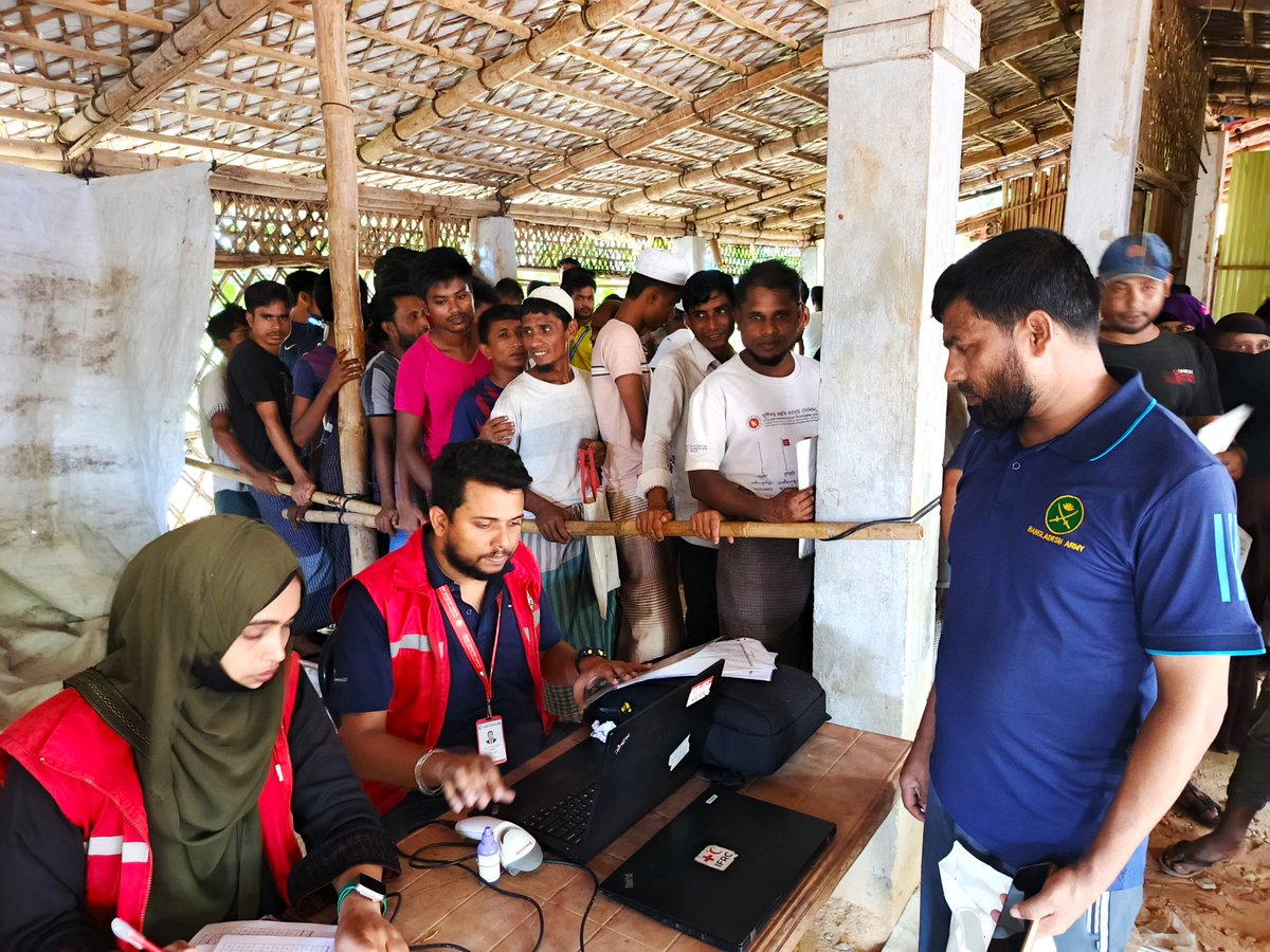 BDRCS1's tweet photo. Non-Food Items (#NFIs) like rice pans, bowls, spoons, floor mats, solar lanterns, bed sheets, etc. were distributed in Camps 8W & 17 in #CoxsBazar by @BDRCS1 with @QRCS support, to promote hygiene, self-sufficiency, reduce fire hazards and enabling the preparation of daily foods. https://t.co/wBXrlFDZfT