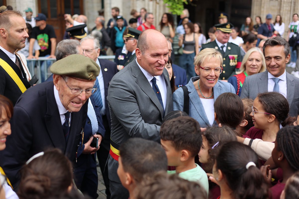 karinelalieux's tweet photo. Commémoration du 80e anniversaire de la #libération de #Bruxelles en présence du comte Henri d’Oultremont, l’un des derniers représentants de la brigade #Piron. Un hommage solennel aux héros qui ont combattu pour la liberté de notre ville. https://t.co/blYjQZjFJ9