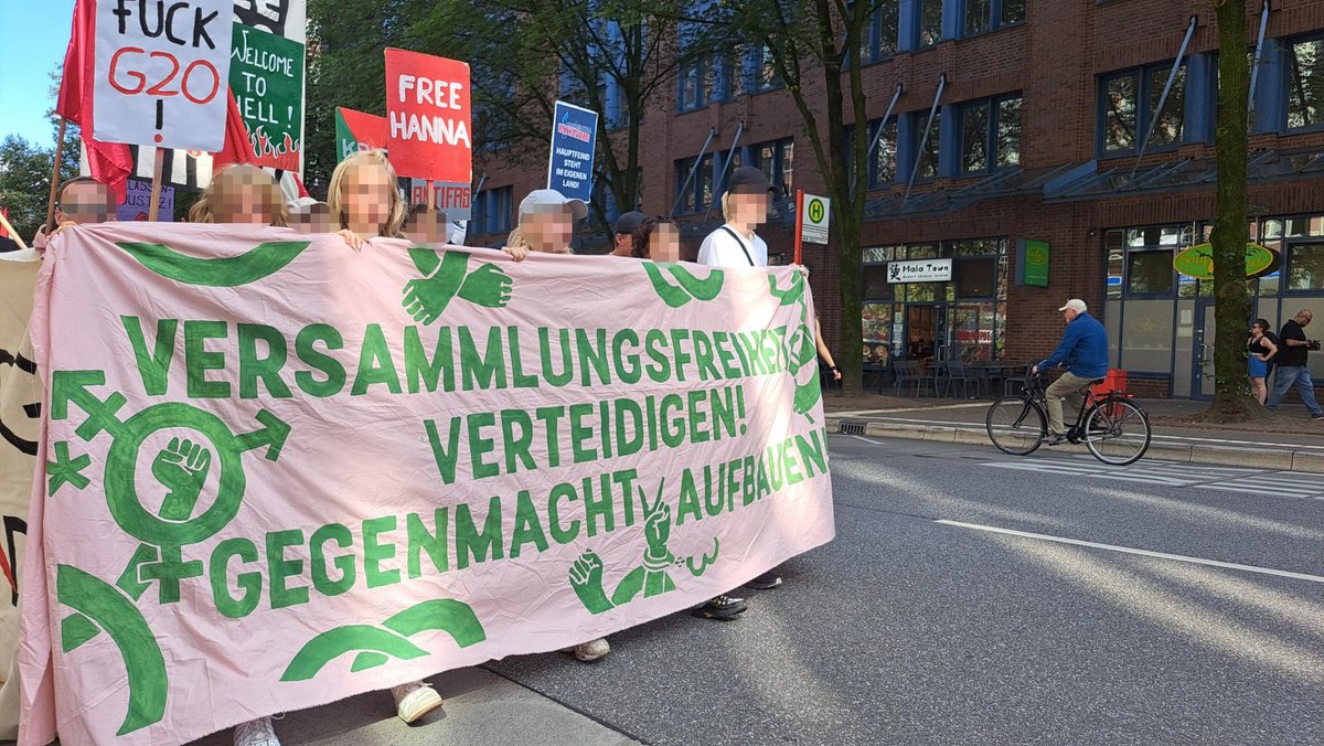 Die Verurteilung im #Rondenbarg-Verfahren ist ein weiterer Tiefpunkt in der Kriminalisierung von Protesten. Die Demonstrationsfreiheit wird massiv gefährdet. Diese Urteile werden aber linken Protest nicht brechen – im Gegenteil, sie machen uns stärker. rote-hilfe.de/meldungen/urte…