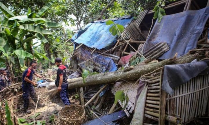 JunAditya86's tweet photo. Dua Orang Meninggal Dunia akibat Puting Beliung di Pamijahan Bogor https://t.co/FepnXFOYep https://t.co/V6EK2mxT9x