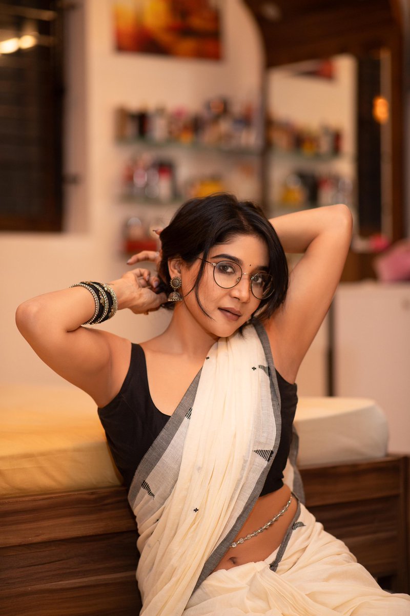 SakshiFCTN's tweet photo. Elegance meets intellect. 📚✨ Embracing my love for classic style and wisdom, one page at a time. #SareeNotSari #SmartIsBeautiful #ReadingVibes #sareelove #sakshisaree https://t.co/Qi3tXdzVN8
