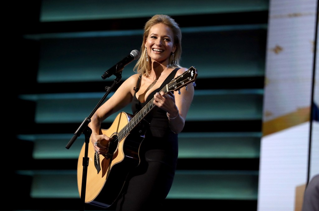 Jewel Supports Chappell Roan’s Call for Fan Boundaries Amid Harassment dlvr.it/TCl0Lx