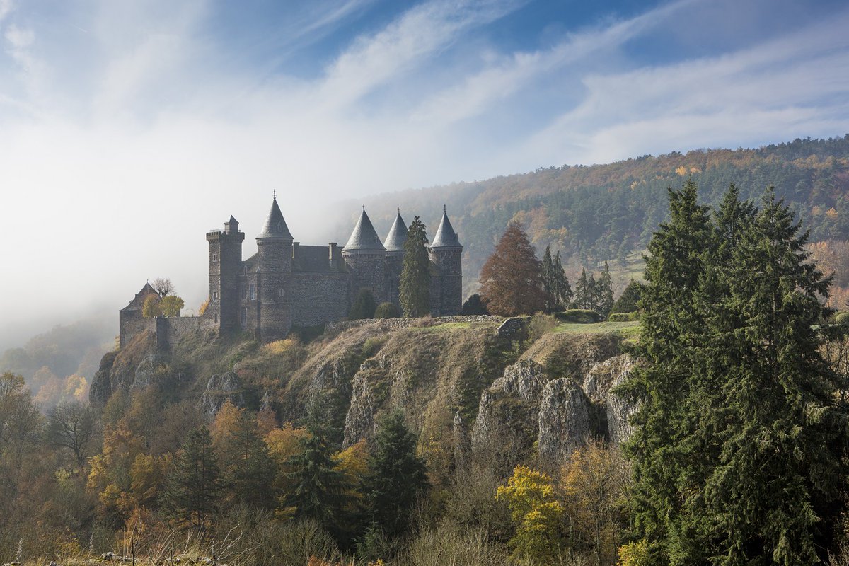 Perched above a waterfall that drops into an ancient pool, the Château du Sailhant is one of Auvergne's most breathtaking castles. 

Read this interview with its owner and restorer, Joseph Pell Lombardi:

visitauvergne.org/what-to-see-th…

<a href="/Auvergne/">Auvergne Tourisme 🌻</a> 

#Cantal
#architecture