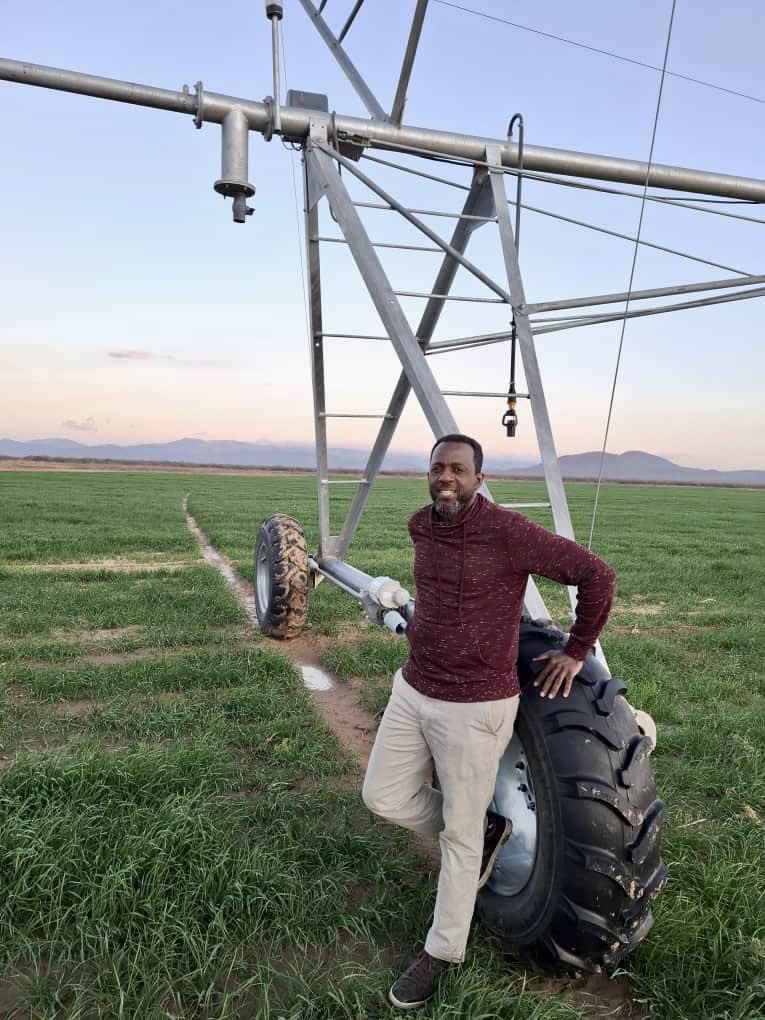 Vitu vya kuzingatia kabla ya kuingia kwenye biashara ya kulima

1. Ardhi - Kufanya tathmini ya udongo kujua nini kinafaa na aina gani ya mbolea kutumia
2. Mbegu - aina za mbegu, tija, namna ya upandaji, na uangalizi
3. Usimamizi wa shamba - huwezi kulima kwa ‘excel’ ukiwa bunju