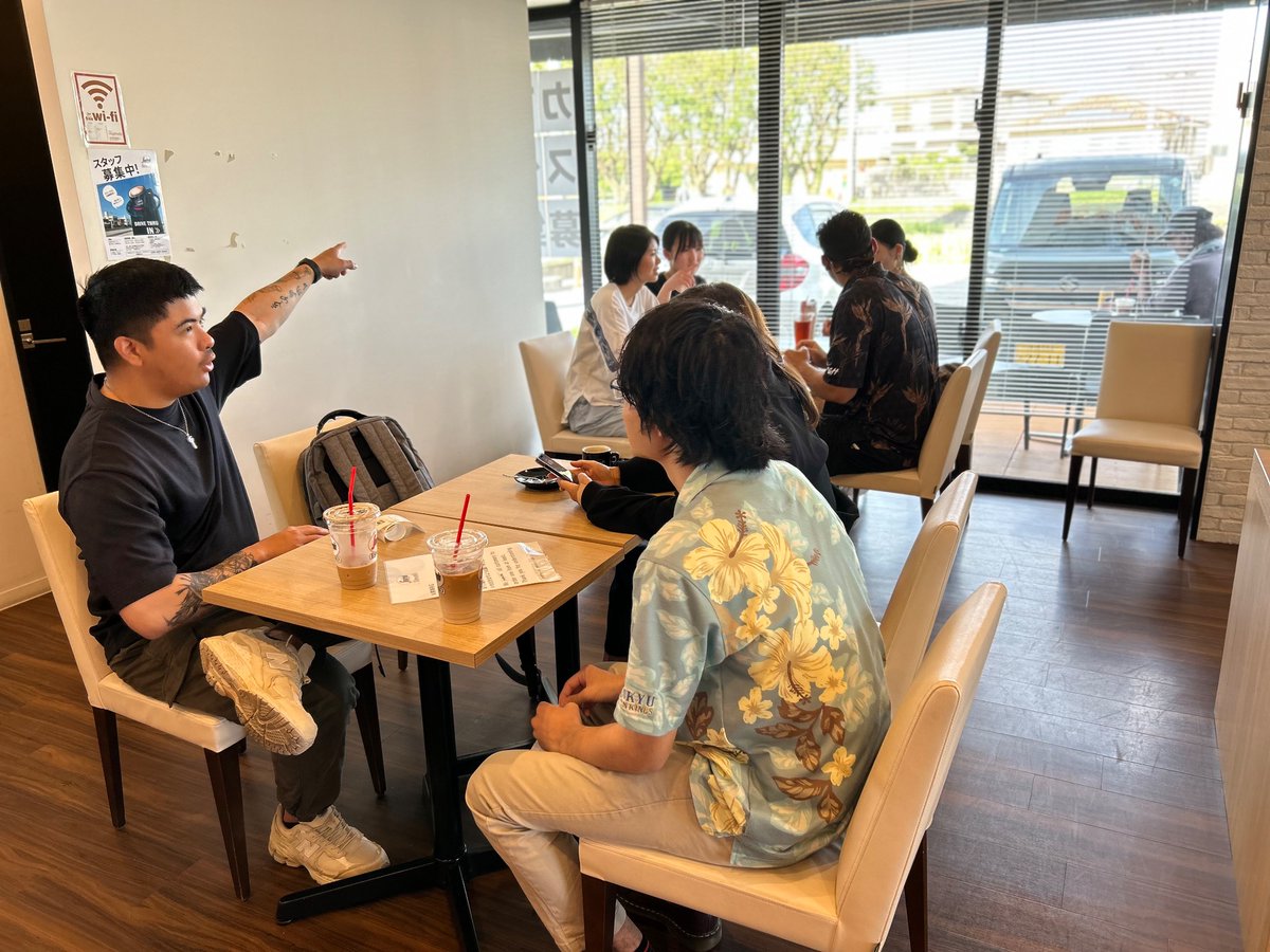 CFAOkinawa's tweet photo. こんにちは♪ 投稿が遅れましたが、先週の月曜日毎月恒例の朝活Language Exchangeを読谷のカフェで行いました^ ^英語の練習にもなるし情報交換もできて楽しいですよ〜😄今回は日本に来たばかりの海軍ボランティアの方々が参加してくれました😎#朝活#英会話#coffee https://t.co/H4yCcHsFW8