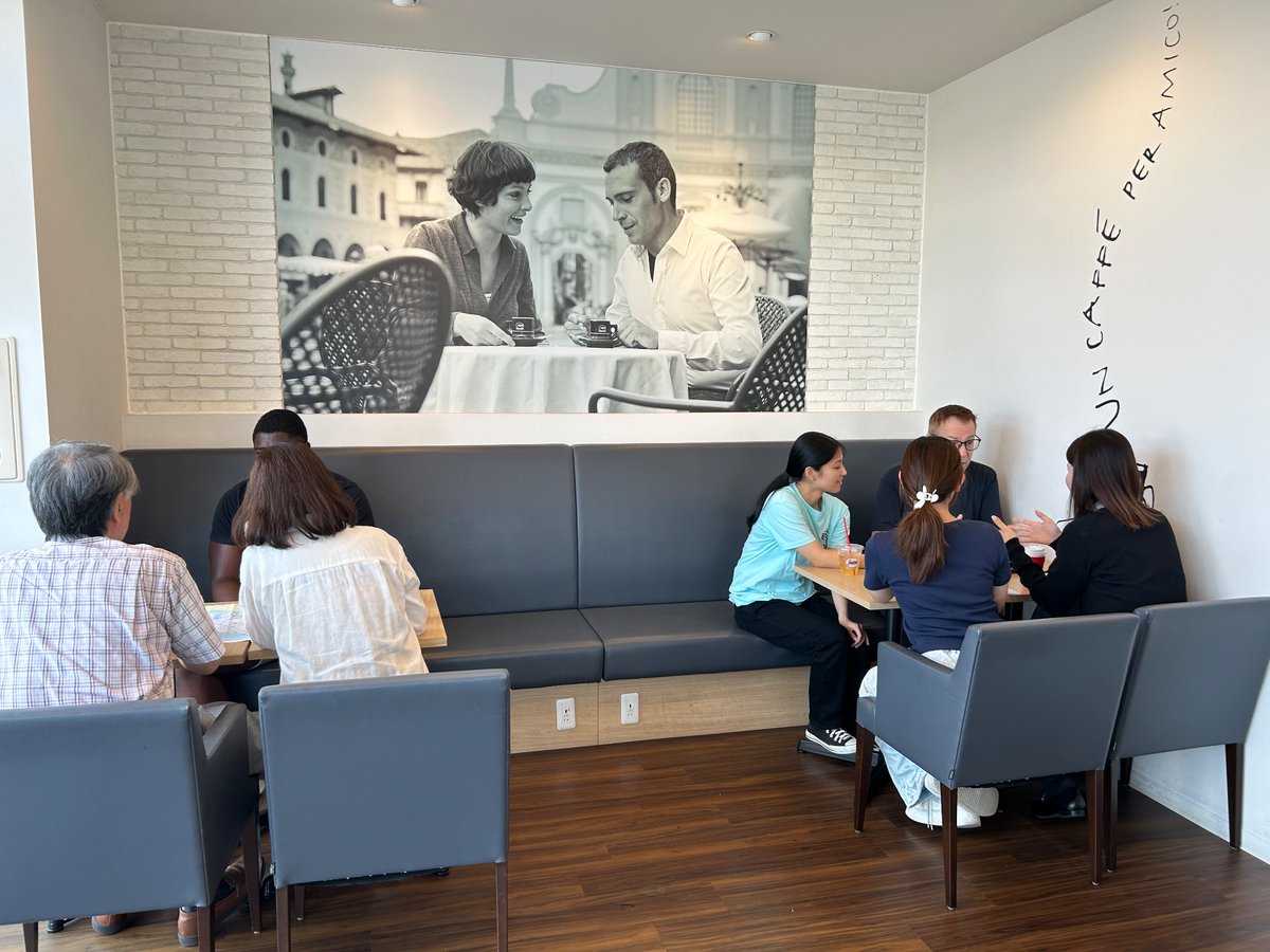 CFAOkinawa's tweet photo. こんにちは♪ 投稿が遅れましたが、先週の月曜日毎月恒例の朝活Language Exchangeを読谷のカフェで行いました^ ^英語の練習にもなるし情報交換もできて楽しいですよ〜😄今回は日本に来たばかりの海軍ボランティアの方々が参加してくれました😎#朝活#英会話#coffee https://t.co/H4yCcHsFW8