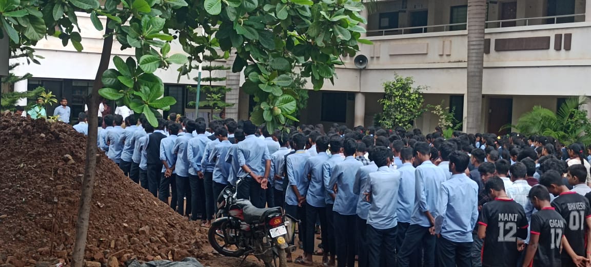 VJNPOLICE's tweet photo. ಹೊಸಪೇಟೆ ನಗರದಲ್ಲಿ ಸಂಚಾರ ಪೊಲೀಸರು ಸಂಚಾರ ಸುರಕ್ಷತೆಯ ಕುರಿತು ವಿಶೇಷ ಅಭಿಯಾನ/ಜಾಗೃತಿ ಕಾರ್ಯಕ್ರಮವನ್ನು ಹಮ್ಮಿಕೊಂಡು ಸಂಚಾರ ನಿಯಮ ಮತ್ತು ಸುರಕ್ಷತೆಯ ಪಾಲನೆ ಕುರಿತು ಅರಿವು ಮೂಡಿಸಿದರು.
@112Vijayanagara @KarnatakaCops @DgpKarnataka @roadsafety @hospettrafficps
@hampitrafficps https://t.co/msHkApgHru
