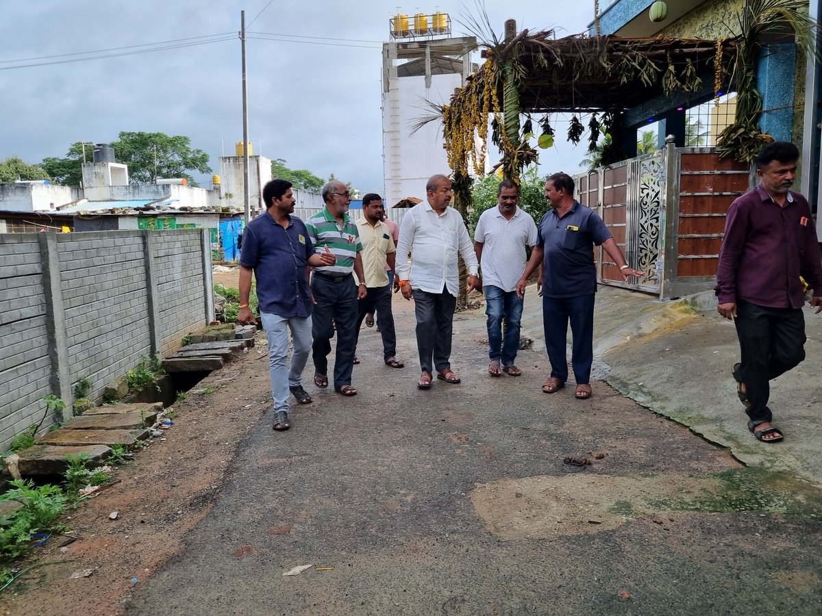 chennibjp's tweet photo. ಇಂದು ಬೆಳಗ್ಗೆ ಶಿವಮೊಗ್ಗ ವಿಧಾನಸಭಾ ವ್ಯಾಪ್ತಿಯ ವಾರ್ಡ್ ನಂ. 01 ಬೊಮ್ಮನಕಟ್ಟೆ ಹಾಗೂ ವಾರ್ಡ್ ನಂ.2ರ ದೇವಂಗಿ ಲೇಔಟ್ ಭಾಗದ ಬಡಾವಣೆಗಳಿಗೆ ಅಧಿಕಾರಿಗಳೊಂದಿಗೆ ಭೇಟಿ ನೀಡಿ,  ಸ್ಥಳೀಯ ನಿವಾಸಿಗಳ ಸಮಸ್ಯೆಗಳನ್ನು ಹಾಗೂ ಬಡಾವಣೆಯ ಮೂಲಭೂತ ಸೌಕರ್ಯಗಳ ಕುರಿತು ಪರಿಶೀಲನೆ ನಡೆಸಲಾಯಿತು.

#WardVisits #ShivamoggaCity #Shivamogga #ChenniBJP https://t.co/sNaTDCPxdc