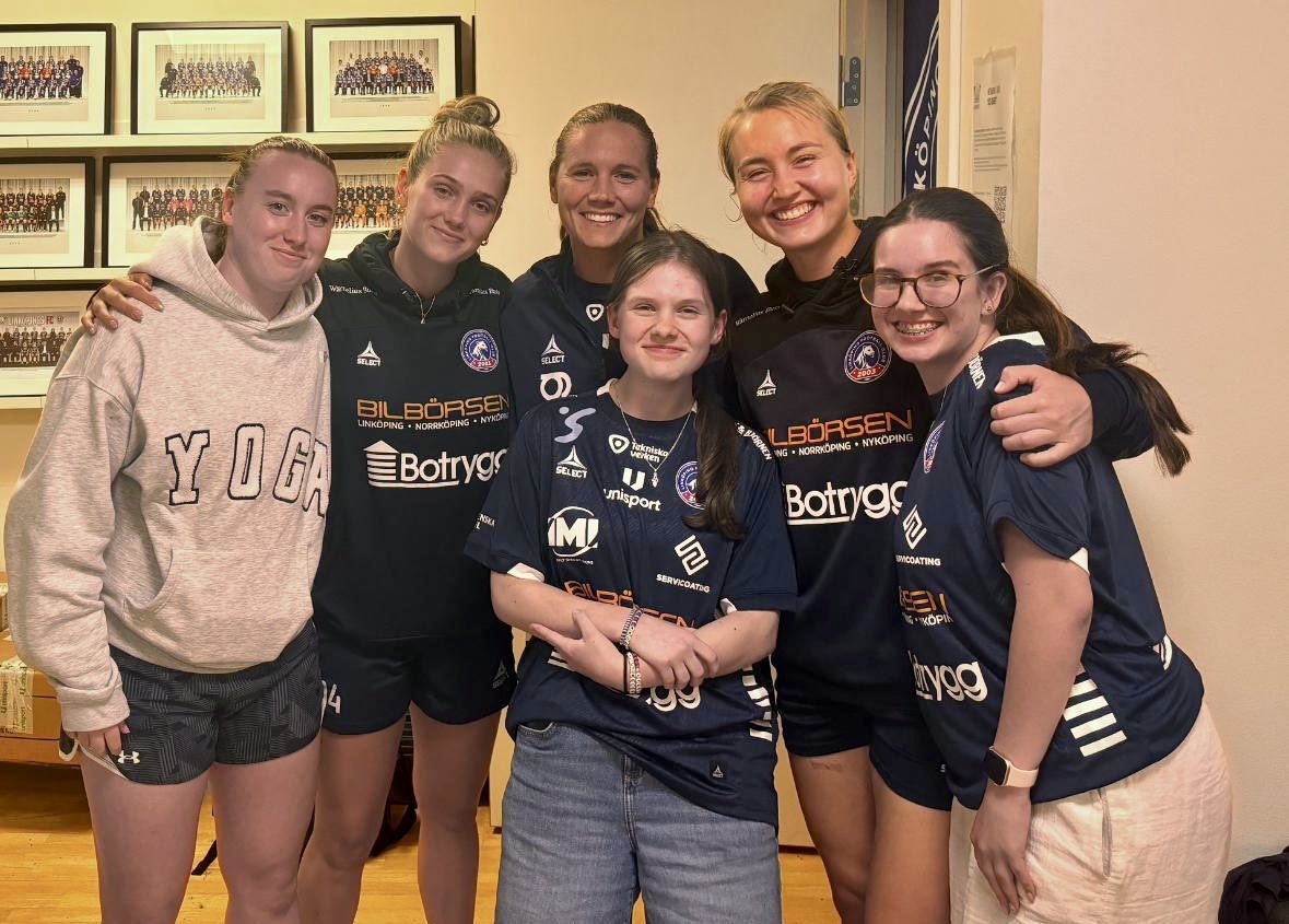 🧵 about Linköping FC club culture and our privilege to be able to meet fans up close

So, what a day yesterday, huh? 😅

For Linköping FC it’s very important to embrace our privilege to be a club known outside Sweden and within women’s football. We are very proud of our history.