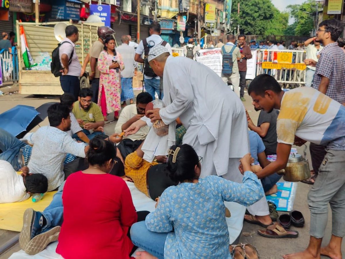 drabhinabapal7's tweet photo. Lalbajar Obhijan Day 2 ✊🏻
The Day started with the national anthem &amp; keeping the streets clean 🙏🏻 We will continue our protest until CP Kolkata meets us or resigns from his post. We want JUSTICE!

#RGKarProtest #MedTwitter #KolkataDoctorDeathCase https://t.co/EPToAAQYjG