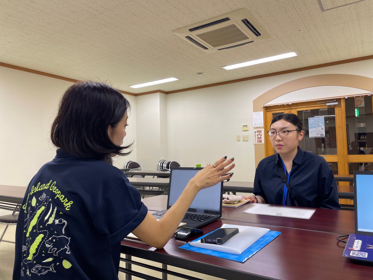 sado_job's tweet photo. ＼本日はSADO JOB 2日目／
2日目となり、各企業で就業体験が本格的に始まりました。

また昨日～本日にかけて、夜コンテンツとして学生の「キャリア面談」を実施！

人材業界のプロが、学生1人ひとりの就活やキャリアビジョンに関するお悩み事などを承っています。

自身の将来について真剣に向き合い、少しでも不安なことがあれば積極的に質問・相談している様子が印象的でした👏
#SADOJOB2024
#インターンシップ
#就活