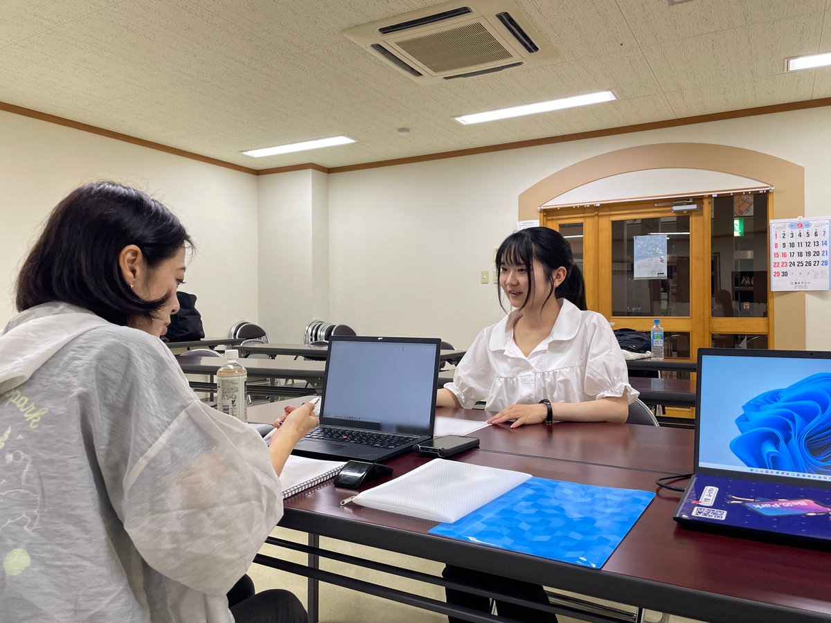 sado_job's tweet photo. ＼本日はSADO JOB 2日目／
2日目となり、各企業で就業体験が本格的に始まりました。

また昨日～本日にかけて、夜コンテンツとして学生の「キャリア面談」を実施！

人材業界のプロが、学生1人ひとりの就活やキャリアビジョンに関するお悩み事などを承っています。

自身の将来について真剣に向き合い、少しでも不安なことがあれば積極的に質問・相談している様子が印象的でした👏
#SADOJOB2024
#インターンシップ
#就活