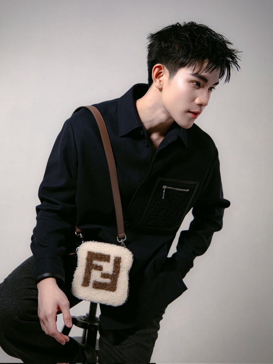 ElleMenThailand's tweet photo. อัปเดตเทรนด์ใหม่จาก @Fendi  Fall-Winter 2024 กับ @tawattannn ที่มาในลุคสีดำน่าค้นหา พร้อม 2 คีย์ไอเทมอย่างรองเท้ารุ่น MAD และกระเป๋ารุ่นมี Toast รูปทรงขนมปังหอมกรุ่นจากเตา 

#ELLEMENNews
#ELLEMENThailand
#FENDI #FENDIFW24 #fforce_ #tawattannn https://t.co/aPgl7hbD1T