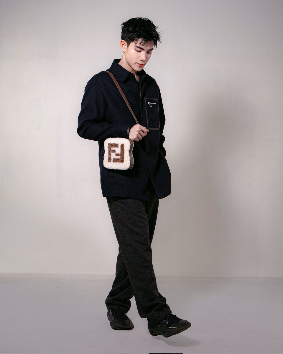 ElleMenThailand's tweet photo. อัปเดตเทรนด์ใหม่จาก @Fendi  Fall-Winter 2024 กับ @tawattannn ที่มาในลุคสีดำน่าค้นหา พร้อม 2 คีย์ไอเทมอย่างรองเท้ารุ่น MAD และกระเป๋ารุ่นมี Toast รูปทรงขนมปังหอมกรุ่นจากเตา 

#ELLEMENNews
#ELLEMENThailand
#FENDI #FENDIFW24 #fforce_ #tawattannn https://t.co/aPgl7hbD1T