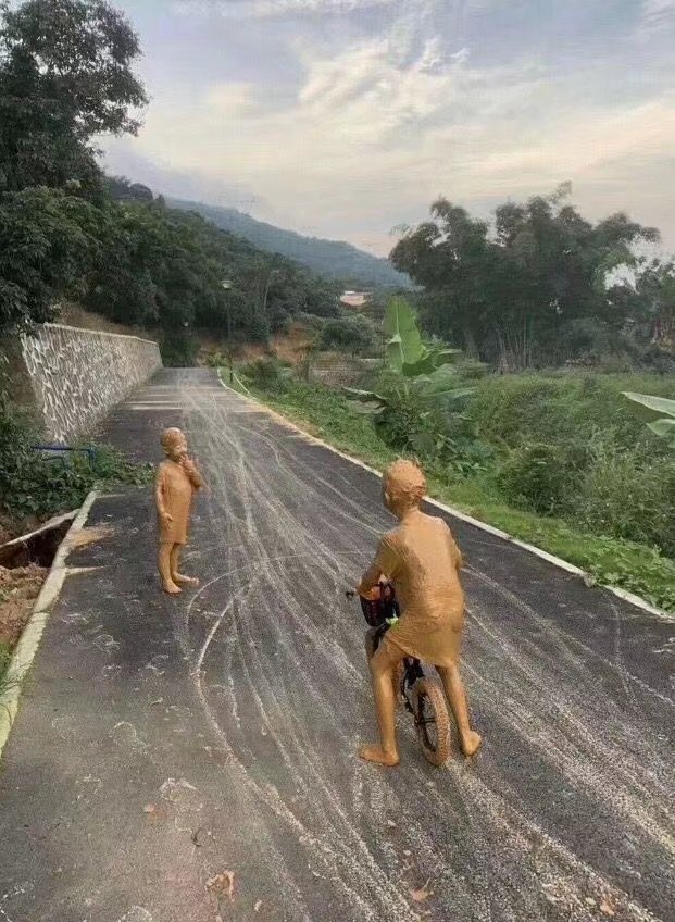 yeskiri's tweet image. 夏休みに親戚の家に行って、久しぶりの再会に興奮して一緒に泥んこ遊びしたのはいいけど、帰ったら絶対、お母さんに怒られる…という図