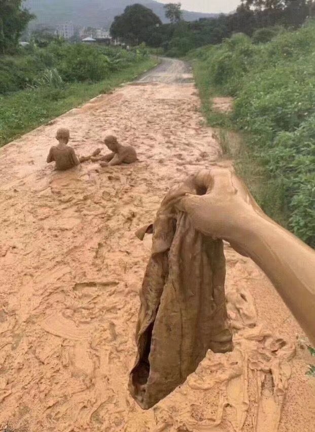 yeskiri's tweet image. 夏休みに親戚の家に行って、久しぶりの再会に興奮して一緒に泥んこ遊びしたのはいいけど、帰ったら絶対、お母さんに怒られる…という図