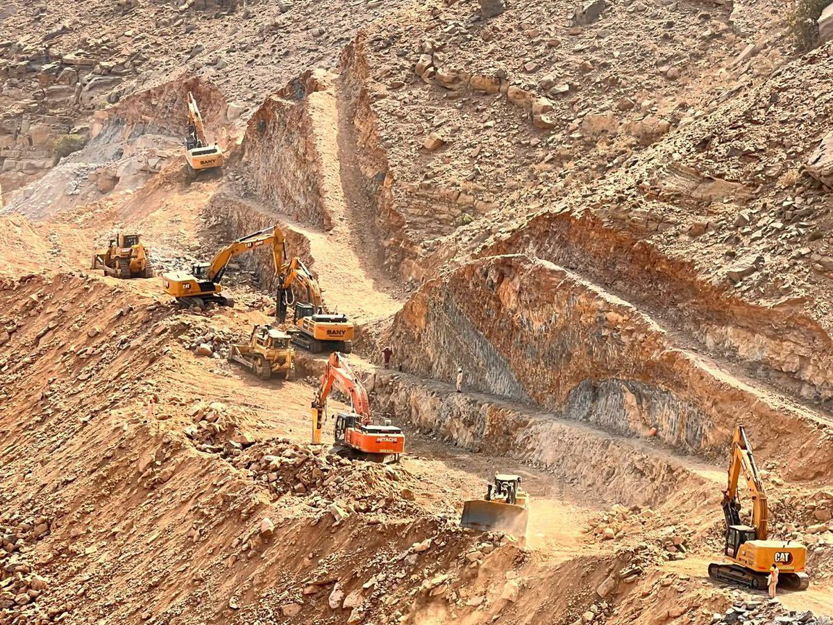 مشاهد من سلطنة عُمان لإنشاء واحدا من أهم وأبرز وأكبر الطرق في البلاد 🇴🇲

• التكلفة: 393 مليون دولار 
• الطول: 70 كيلومترا
• ينفذ في: محافظة مسندم، ويربط ولاية خصب بنيابة ليما ثم إلى ولاية دبا.
• الجسور: 11 جسرا فوق الأودية
• العبارات الصندوقية: 350 عبارة
• يختصر الرحلة: من