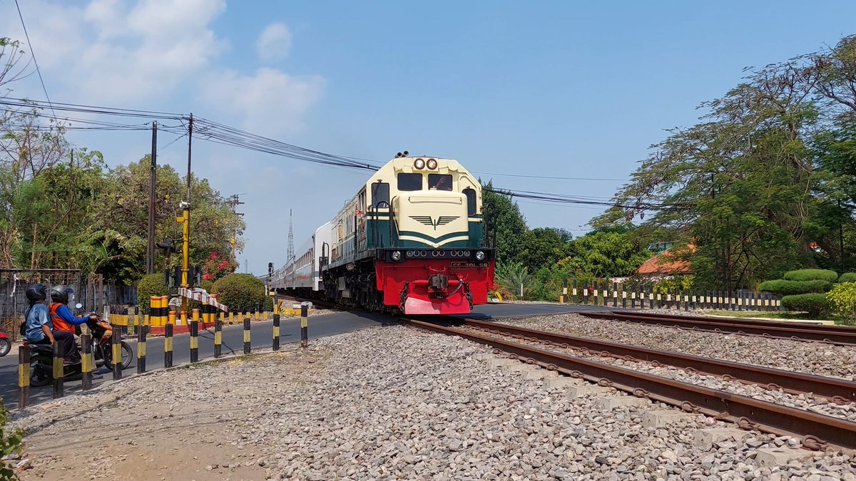 DaopNj's tweet photo. Ka 233 Matarmaja Dgn LokDin CC201 83 31 SMC/CC201 69 SMC Livery Vintage (PJKA) 🔰 Gen 1 Lepas St. Nganjuk https://t.co/6e47SP00he