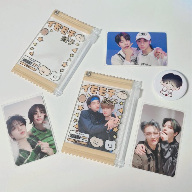 daengjinnnn_'s tweet photo. 🐶 스트레이키즈 티격태격즈 포카파우치 판매 폼 🥟

📍선착순 2 명에게 티격태격즈 핀버튼을 드립니다
🕒 9/3 18:00 ~ 9/19 00:00
🔗https://t.co/BB74oiXhOL

#스트레이키즈 #StrayKids #티격태격즈 #승민 #현진 https://t.co/pzBIyihHl6
