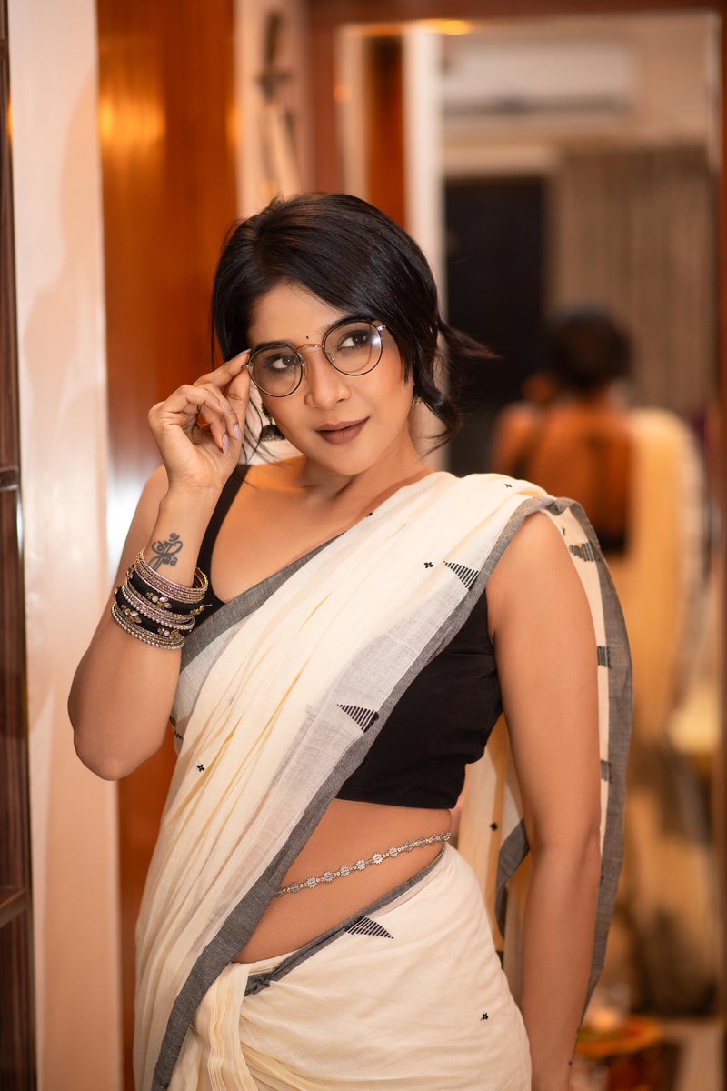 ssakshiagarwal's tweet image. Elegance meets intellect. 📚✨ Embracing my love for classic style and wisdom, one page at a time. #SareeNotSari #SmartIsBeautiful #ReadingVibes #sareelove #sakshisaree