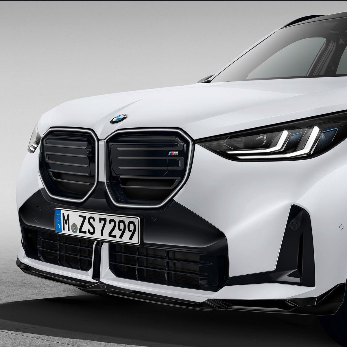 Motor_Magnet's tweet photo. 🇿🇦 Local pricing for the new 4th generation 𝗚𝟰𝟱 𝗫𝟯 has been announced.

𝟮𝟬𝗱 (𝟭𝟰𝟱𝗸𝗪/𝟰𝟬𝟬𝗡𝗺) from 𝗥𝟭,𝟭𝟮𝟱,𝟬𝟬𝟬
𝟯𝟬𝗲 𝗛𝘆𝗯𝗿𝗶𝗱 (𝟮𝟮𝟬𝗸𝗪/𝟰𝟱𝟬𝗡𝗺) from 𝗥𝟭,𝟮𝟲𝟬,𝟬𝟬𝟬
𝗠𝟱𝟬𝗶 (𝟮𝟵𝟯𝗸𝗪/𝟱𝟴𝟬𝗡𝗺) from 𝗥𝟭,𝟱𝟯𝟬,𝟬𝟬𝟬

Aggressive pricing strategy from BMW, or is the market finally correcting itself? Who knows. Either way, I think it is fairly well priced!

Local launch will be at ///M Fest next month.
