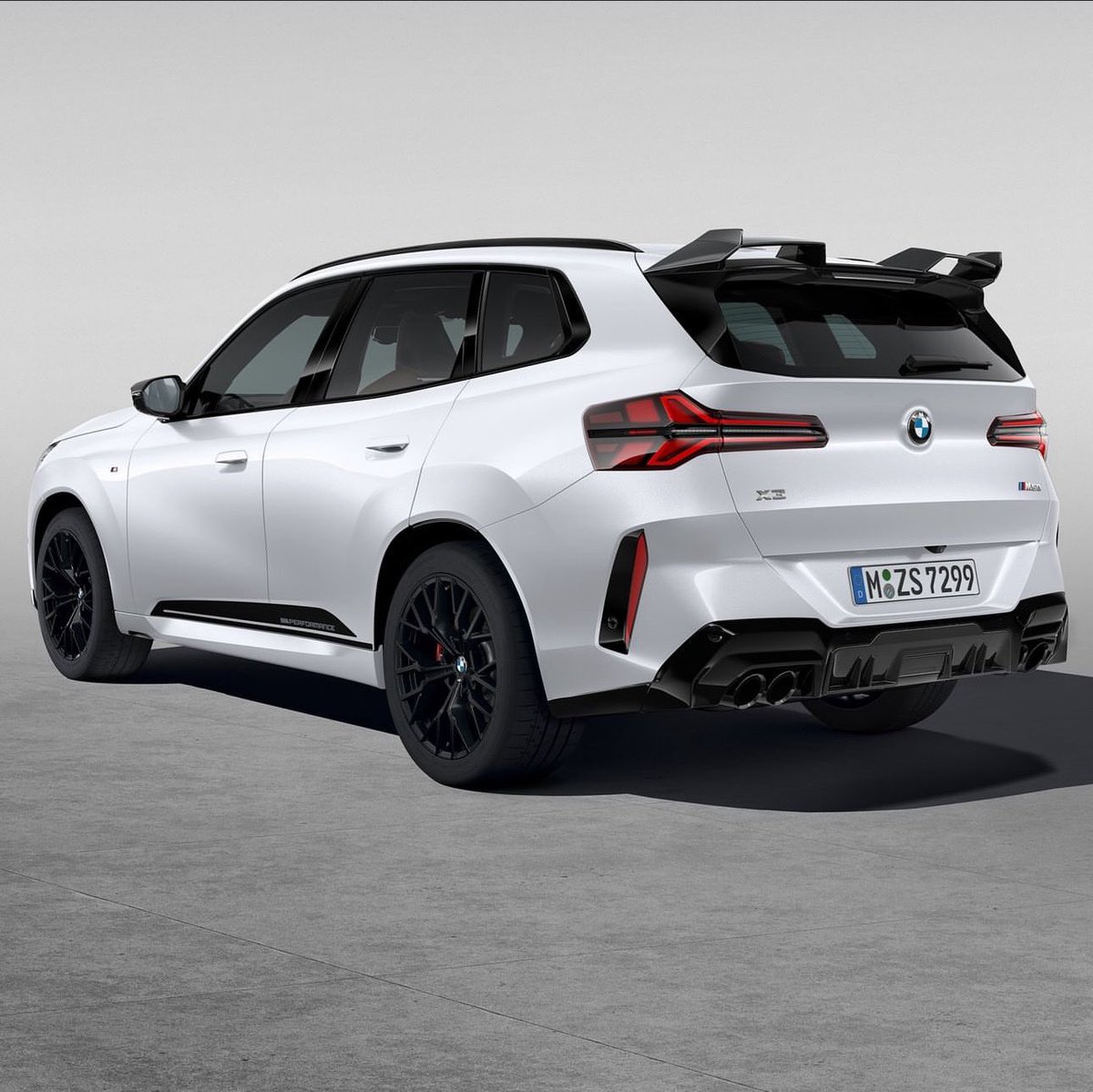 Motor_Magnet's tweet photo. 🇿🇦 Local pricing for the new 4th generation 𝗚𝟰𝟱 𝗫𝟯 has been announced.

𝟮𝟬𝗱 (𝟭𝟰𝟱𝗸𝗪/𝟰𝟬𝟬𝗡𝗺) from 𝗥𝟭,𝟭𝟮𝟱,𝟬𝟬𝟬
𝟯𝟬𝗲 𝗛𝘆𝗯𝗿𝗶𝗱 (𝟮𝟮𝟬𝗸𝗪/𝟰𝟱𝟬𝗡𝗺) from 𝗥𝟭,𝟮𝟲𝟬,𝟬𝟬𝟬
𝗠𝟱𝟬𝗶 (𝟮𝟵𝟯𝗸𝗪/𝟱𝟴𝟬𝗡𝗺) from 𝗥𝟭,𝟱𝟯𝟬,𝟬𝟬𝟬

Aggressive pricing strategy from BMW, or is the market finally correcting itself? Who knows. Either way, I think it is fairly well priced!

Local launch will be at ///M Fest next month.