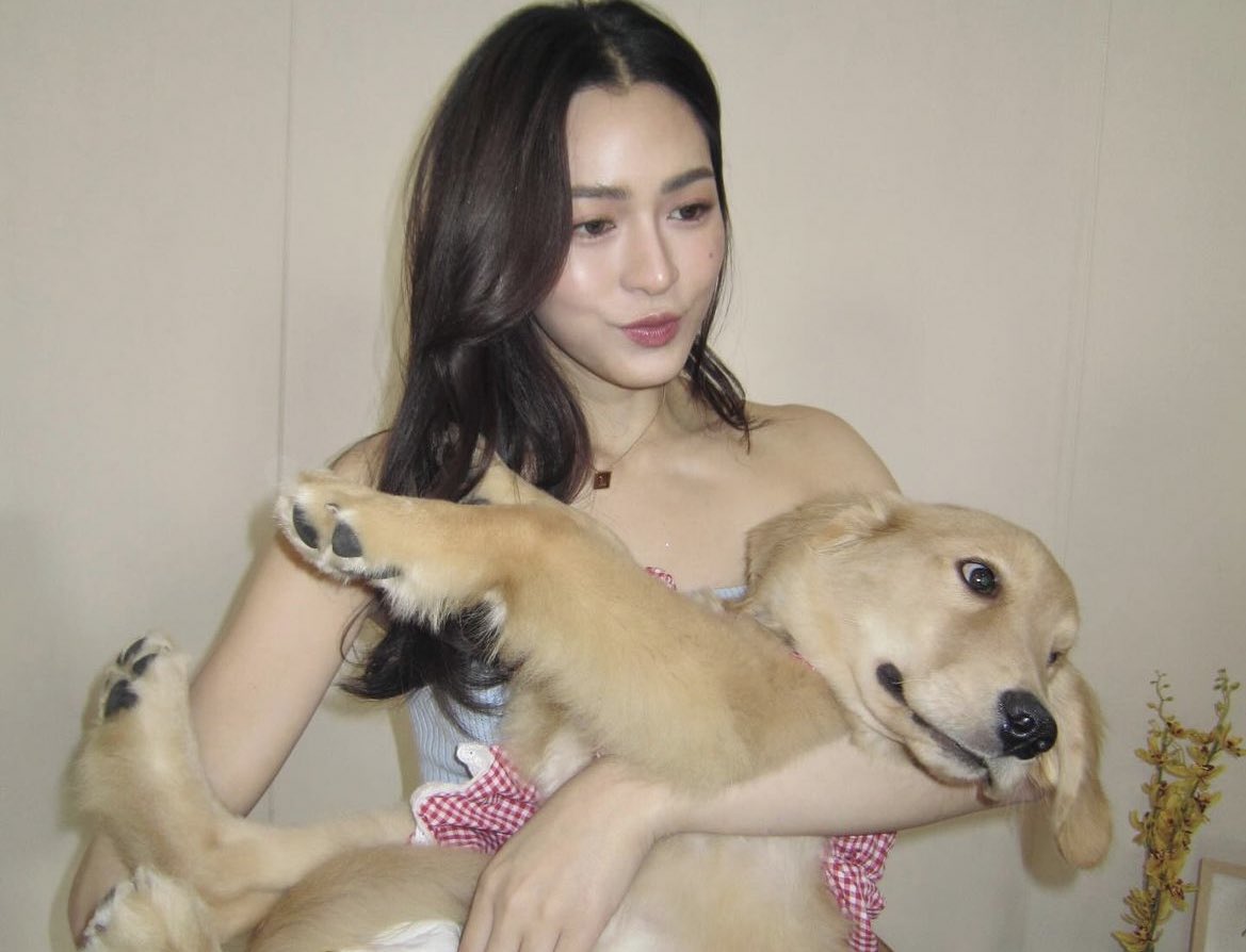 lingdenling's tweet photo. พูดถึงชีวิตหลังงานแต่งพี่หมอน้องเอิน น้องออมบอกหรือจะเลี้ยงโกลเด้นแองเจิล / น้องหมา

“คุณเลี้ยงโกลเด้นใช่มั้ย เราเลี้ยงปอมปอม” 

แต่อันนี้มันชีวิตจริงนะคะ มันจะไอนั่นนะน้องออม 🫠

#LingOrm #หลิงออม https://t.co/fSMYQvlHSZ